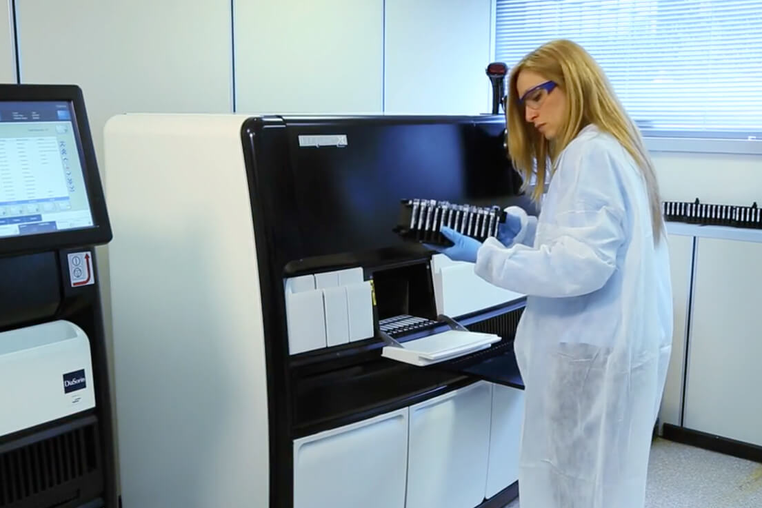 Operatore che utilizza il sistema LIAISON® XL per l'immunodiagnostica - Diasorin